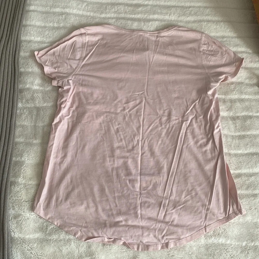 Lululemon tee - Picture 4 of 4